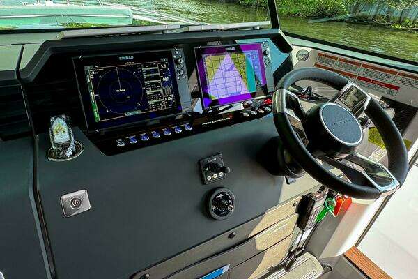 Axopar 37XC CROSS CABIN Yacht For Sale