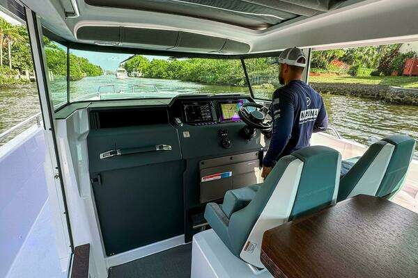 Axopar 37XC CROSS CABIN Yacht For Sale