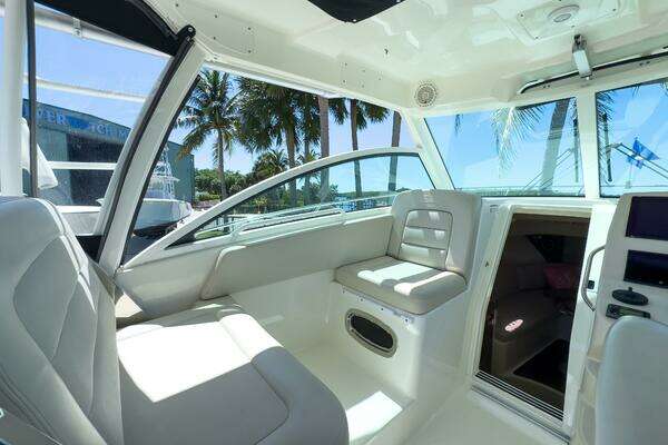 2018 Boston Whaler 31