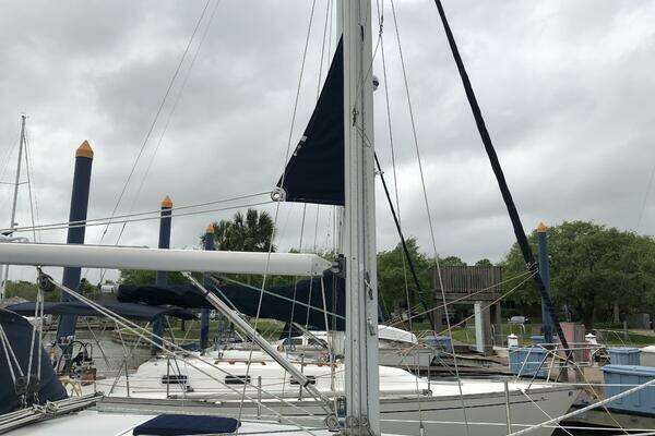 Photo of the 2005 Catalina 320