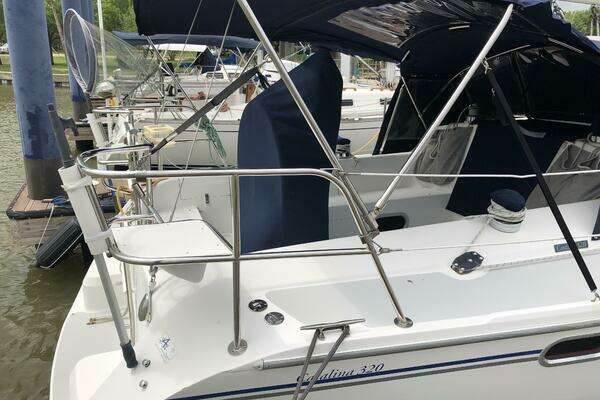 Photo of the 2005 Catalina 320