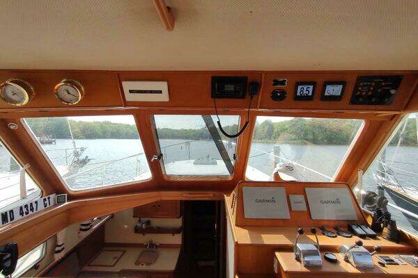 Grand Banks Eastbay 40 Flybridge Yacht For Sale