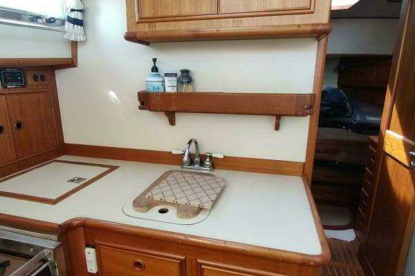 Grand Banks Eastbay 40 Flybridge Yacht For Sale