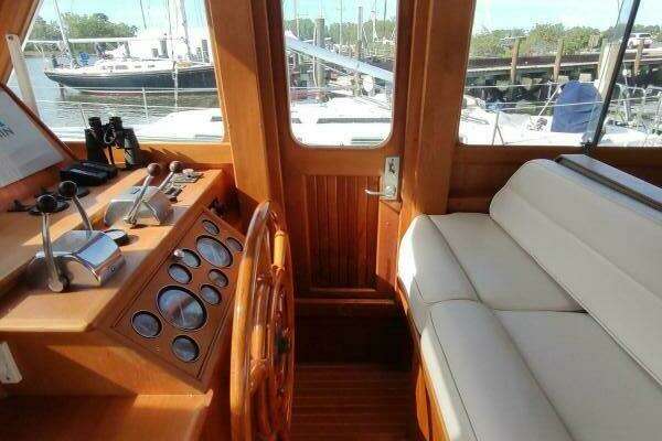 Grand Banks Eastbay 40 Flybridge Yacht For Sale