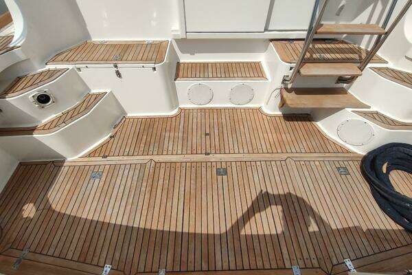 Grand Banks Eastbay 40 Flybridge Yacht For Sale