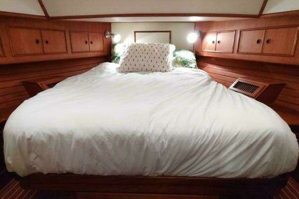 Grand Banks Eastbay 40 Flybridge Yacht For Sale