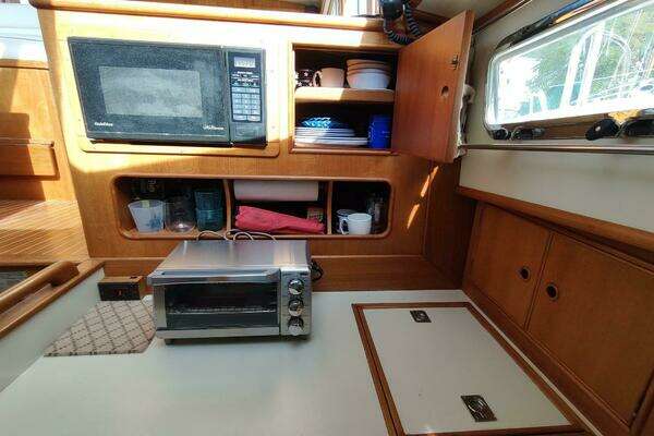 Grand Banks Eastbay 40 Flybridge Yacht For Sale