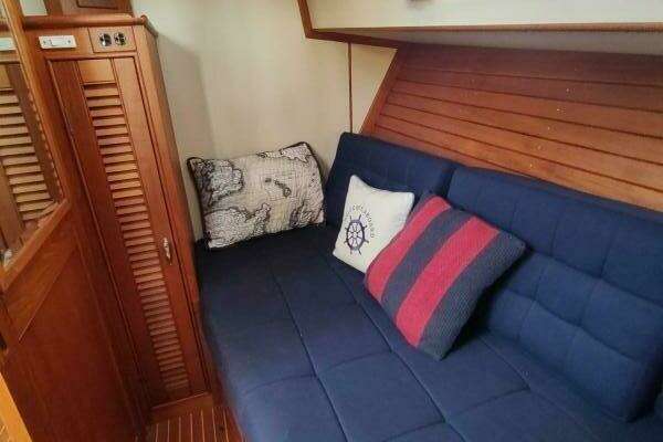 Grand Banks Eastbay 40 Flybridge Yacht For Sale