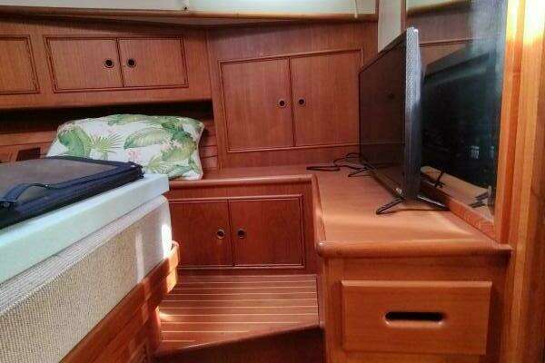 Grand Banks Eastbay 40 Flybridge Yacht For Sale