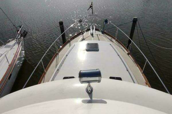 Grand Banks Eastbay 40 Flybridge Yacht For Sale