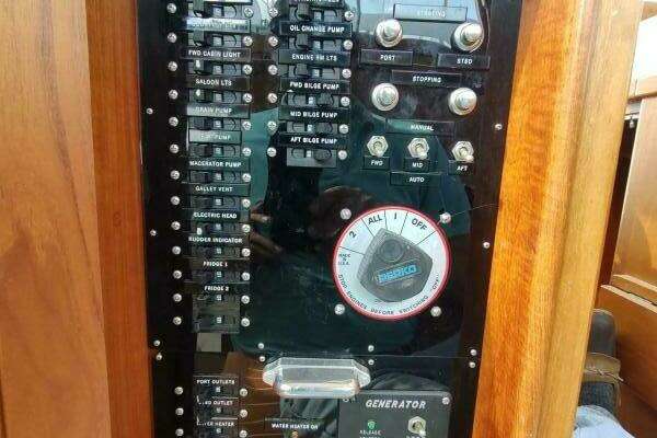 Grand Banks Eastbay 40 Flybridge Yacht For Sale