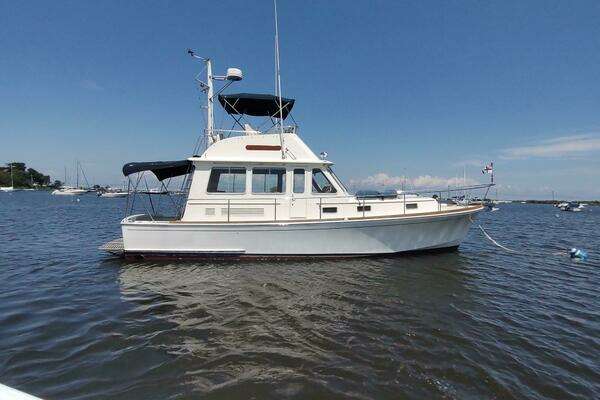 Grand Banks Eastbay 40 Flybridge Yacht For Sale