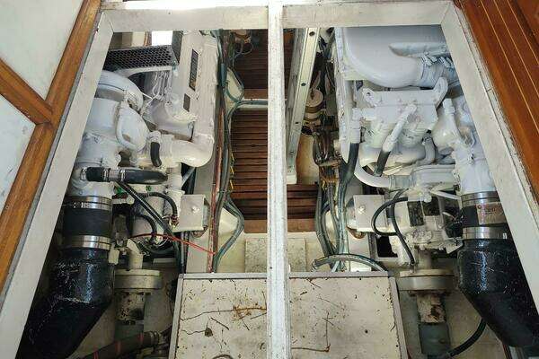 Grand Banks Eastbay 40 Flybridge Yacht For Sale