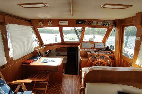 Grand Banks Eastbay 40 Flybridge Yacht For Sale