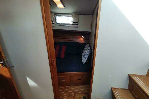 Grand Banks Eastbay 40 Flybridge Yacht For Sale