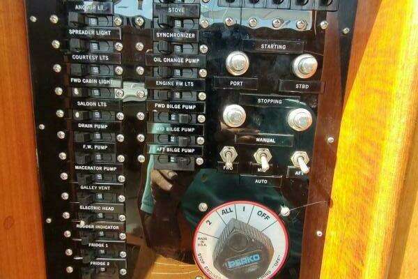 Grand Banks Eastbay 40 Flybridge Yacht For Sale