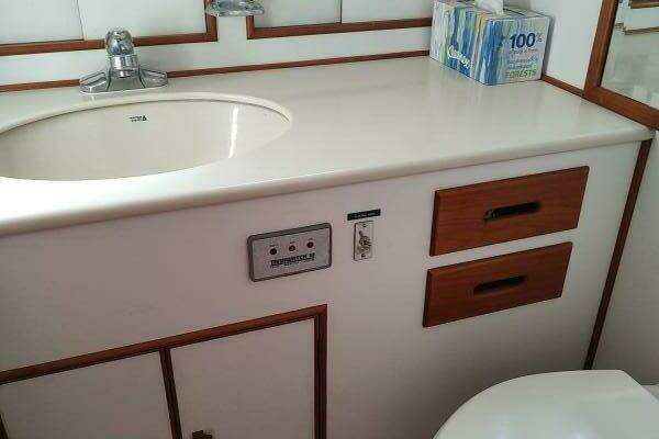 Grand Banks Eastbay 40 Flybridge Yacht For Sale