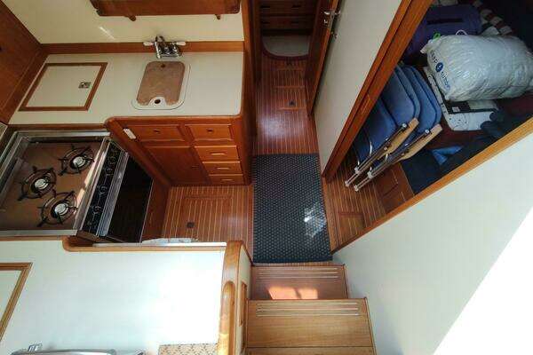 Grand Banks Eastbay 40 Flybridge Yacht For Sale
