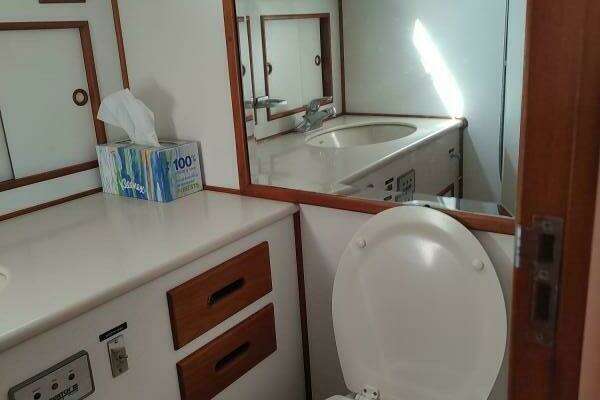 Grand Banks Eastbay 40 Flybridge Yacht For Sale