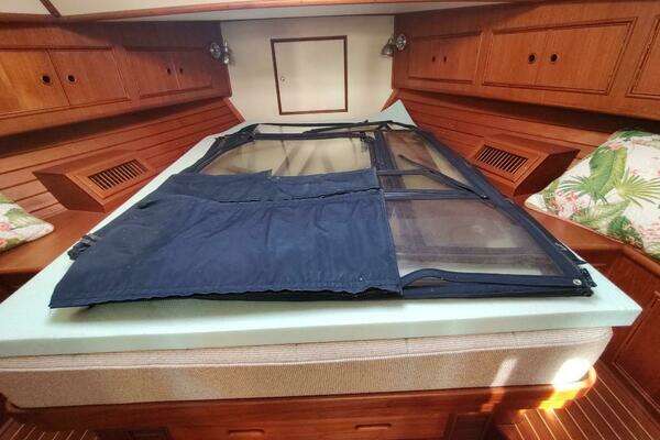 Grand Banks Eastbay 40 Flybridge Yacht For Sale