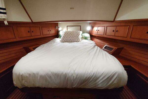 Grand Banks Eastbay 40 Flybridge Yacht For Sale