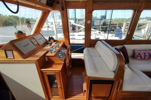 Grand Banks Eastbay 40 Flybridge Yacht For Sale