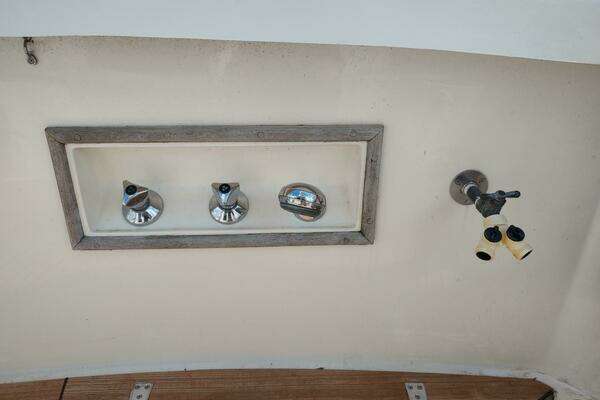 Grand Banks Eastbay 40 Flybridge Yacht For Sale