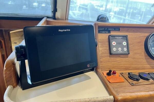 23 Current Dream 2002 Mainship 390 Lower Helm 2 Medium