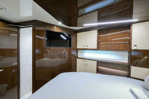 2023 Lazzara Yachts 67