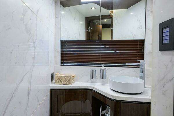 2023 Lazzara Yachts 67