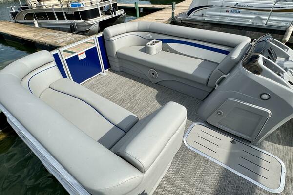 23ft Bennington Yacht For Sale