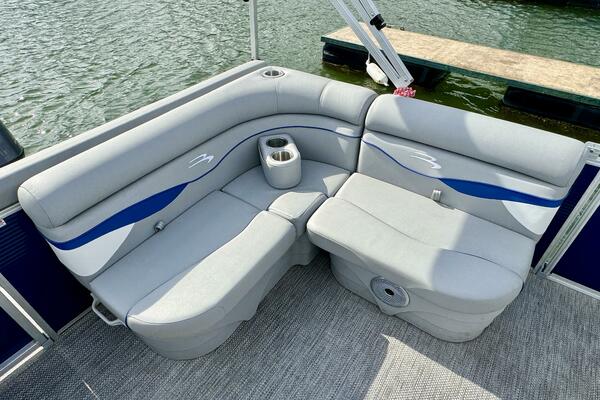 23ft Bennington Yacht For Sale