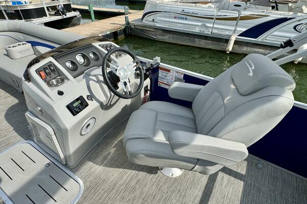 23ft Bennington Yacht For Sale