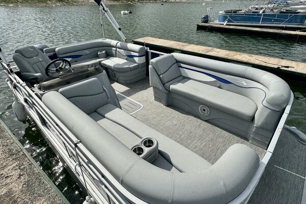 23ft Bennington Yacht For Sale