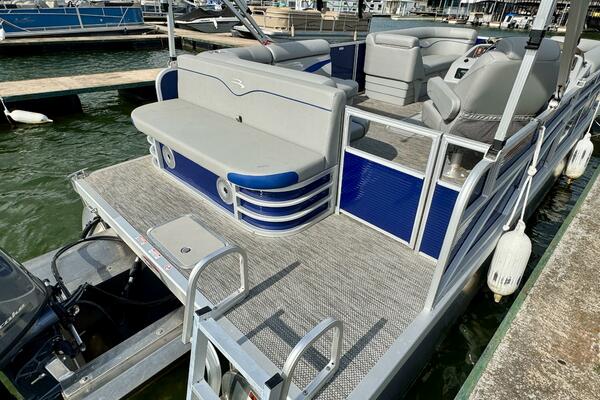 23ft Bennington Yacht For Sale