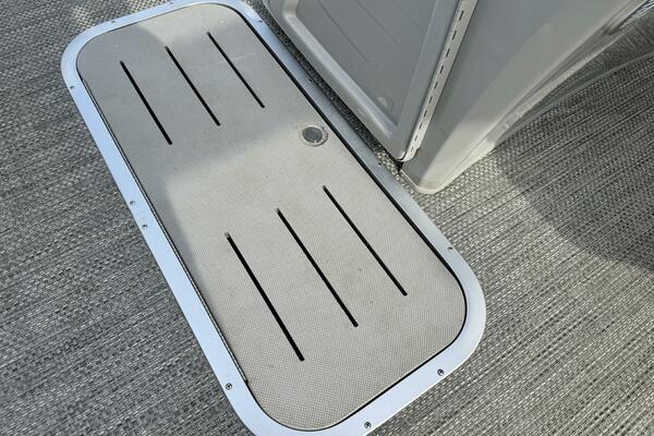 23ft Bennington Yacht For Sale