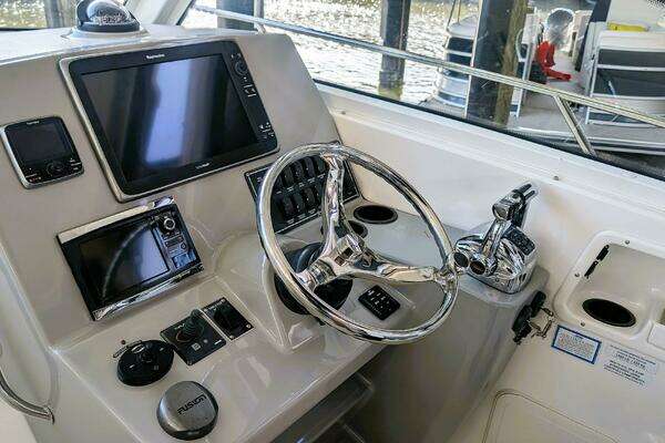 Boston Whaler 315 Conquest Yacht For Sale