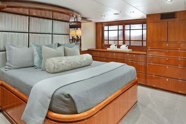 Hargrave Sky Lounge Yacht For Sale