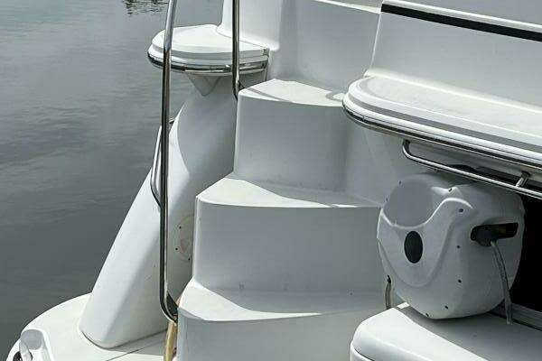 Photo of the 2005 Carver 396 "Quality Time "