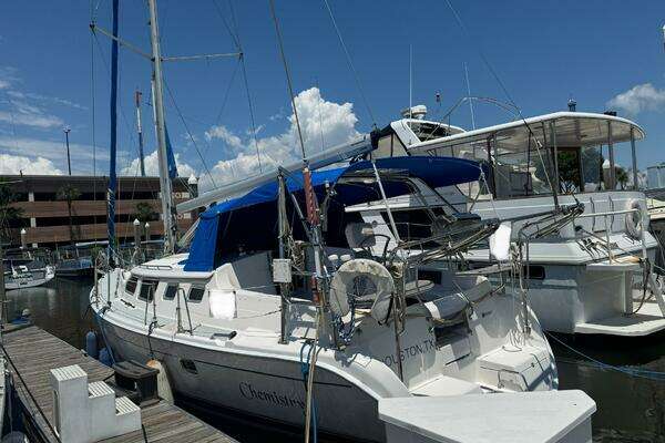 Photo of the 2007 Hunter Deck Salon "Chemistry"