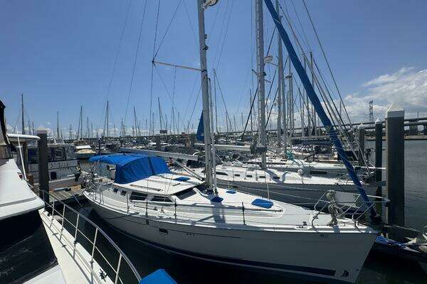 Photo of the 2007 Hunter Deck Salon "Chemistry"