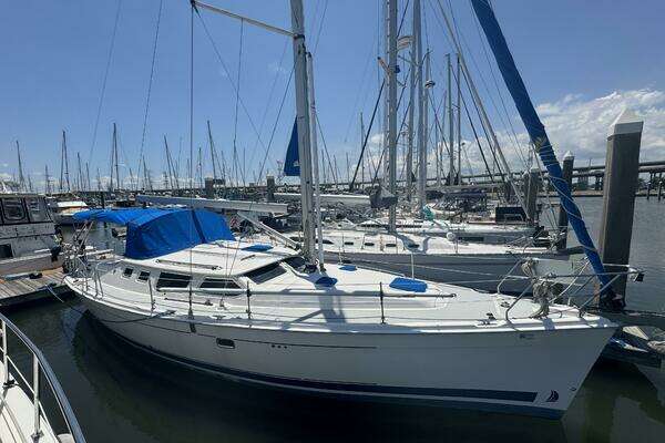 Photo of the 2007 Hunter Deck Salon "Chemistry"