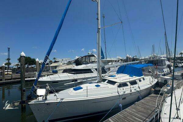 Photo of the 2007 Hunter Deck Salon "Chemistry"