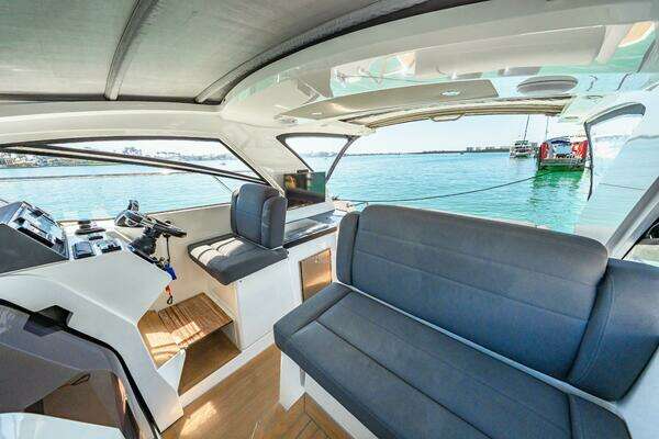 Sealine S330V Yacht For Sale