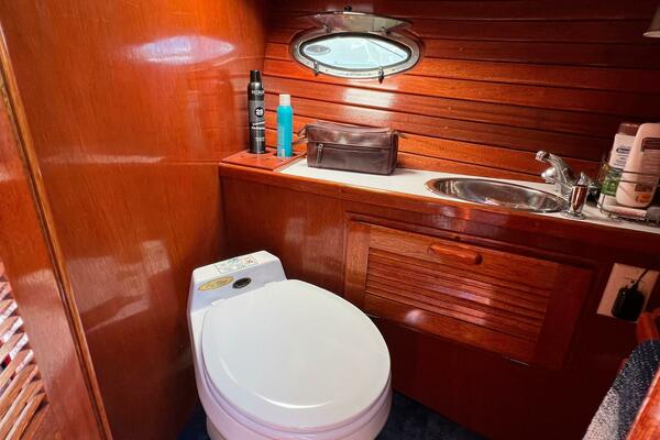 31ft Windsor Craft Yacht For Sale