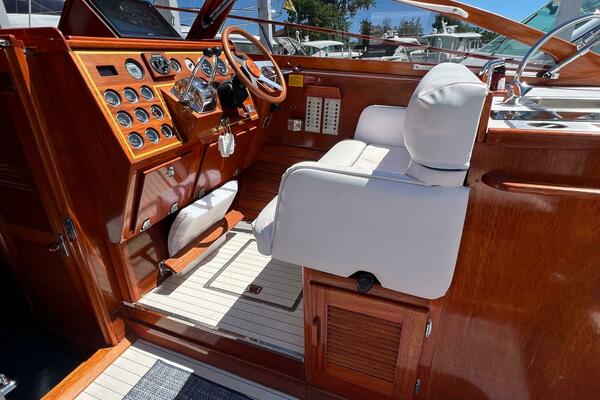 31ft Windsor Craft Yacht For Sale
