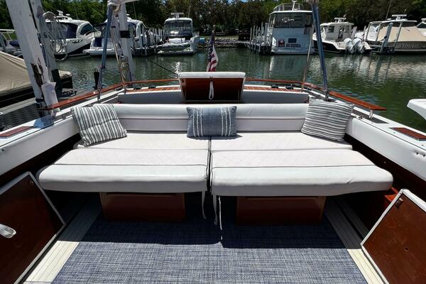 31ft Windsor Craft Yacht For Sale