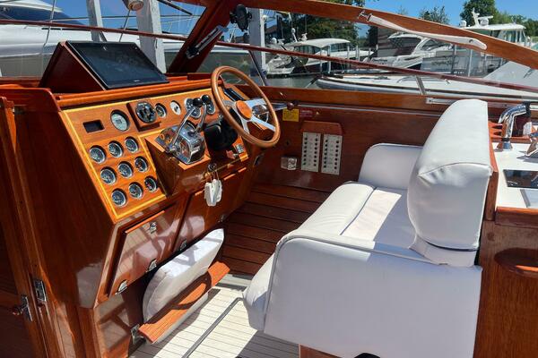 31ft Windsor Craft Yacht For Sale