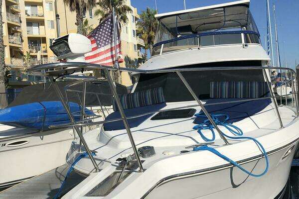 Photo of the 1999 Carver 370 "Hihope"