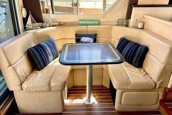 Photo of the 1999 Carver 370 "Hihope"